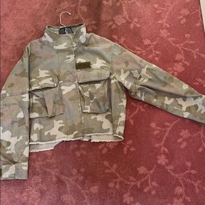 Cropped camo cotton jacket